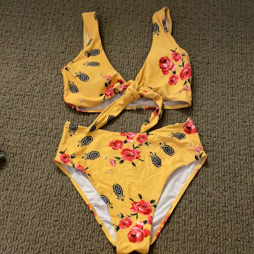 Yellow front tie swim set